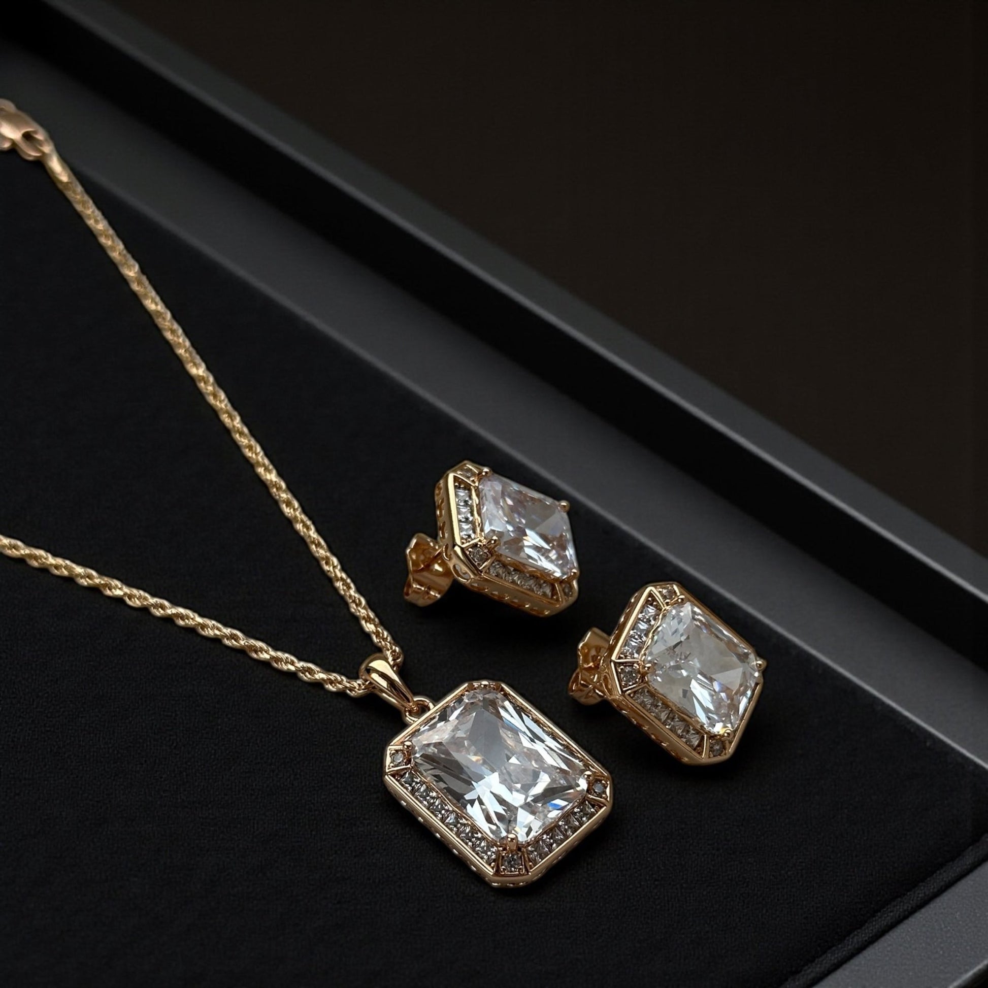 Diamond Luxe – apzeltīts rotu komplekts ar dzidru kristālu - 18k - apzeltita - rotas
