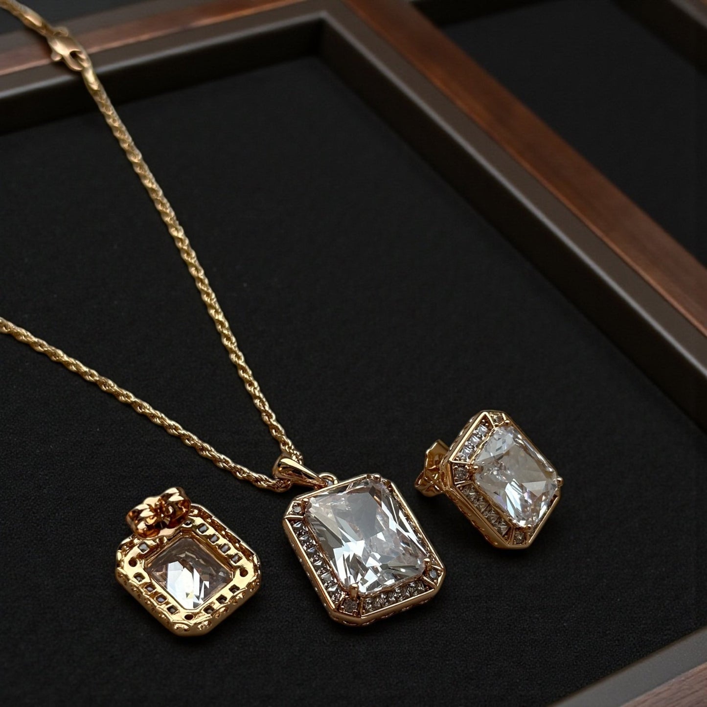 Diamond Luxe – apzeltīts rotu komplekts ar dzidru kristālu - 18k - apzeltita - rotas