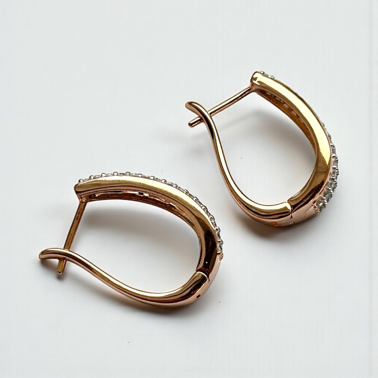 Elara – Apzeltīti auskari ar cirkoniju un angļu aizdari – apzeltītas rotaslietas | Tavas Rotas