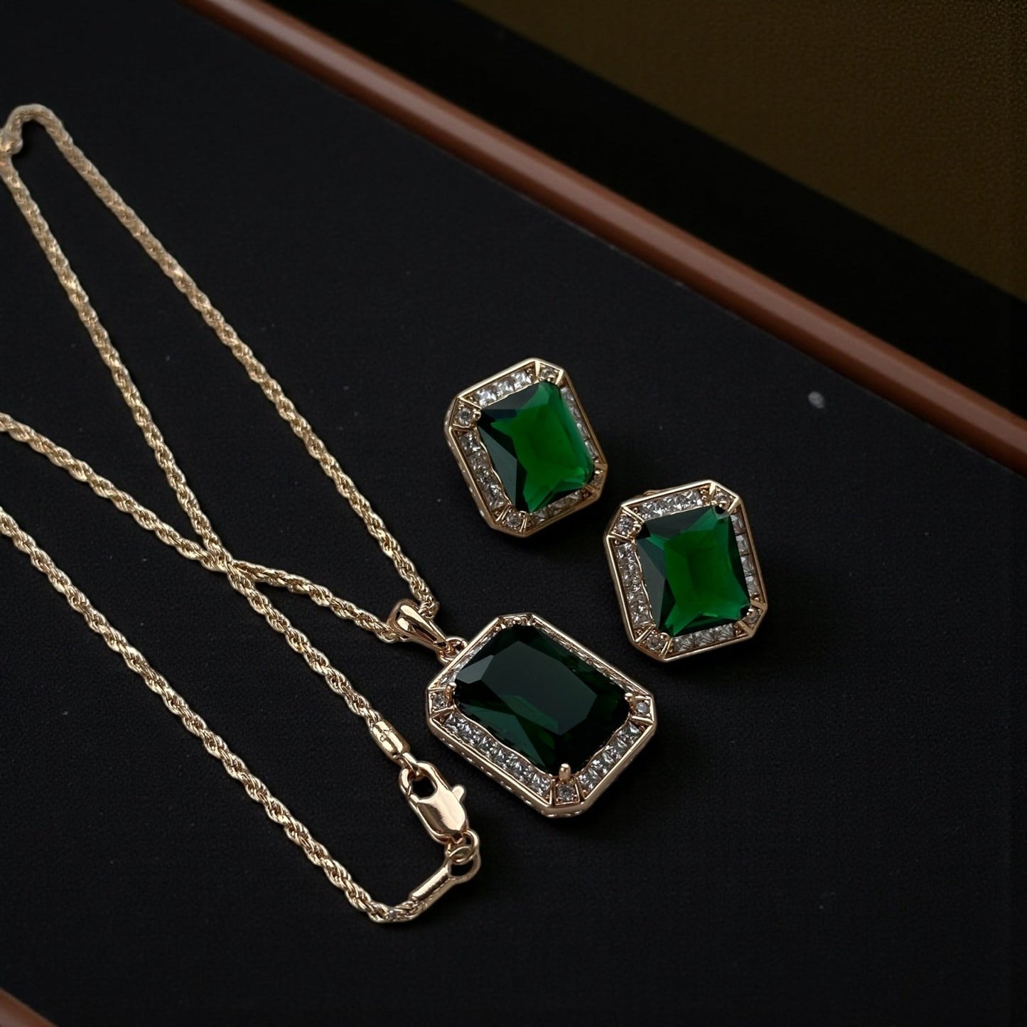 Emerald Luxe – apzeltīts rotu komplekts ar zaļiem kristāliem - 18k - apzeltita - rotas