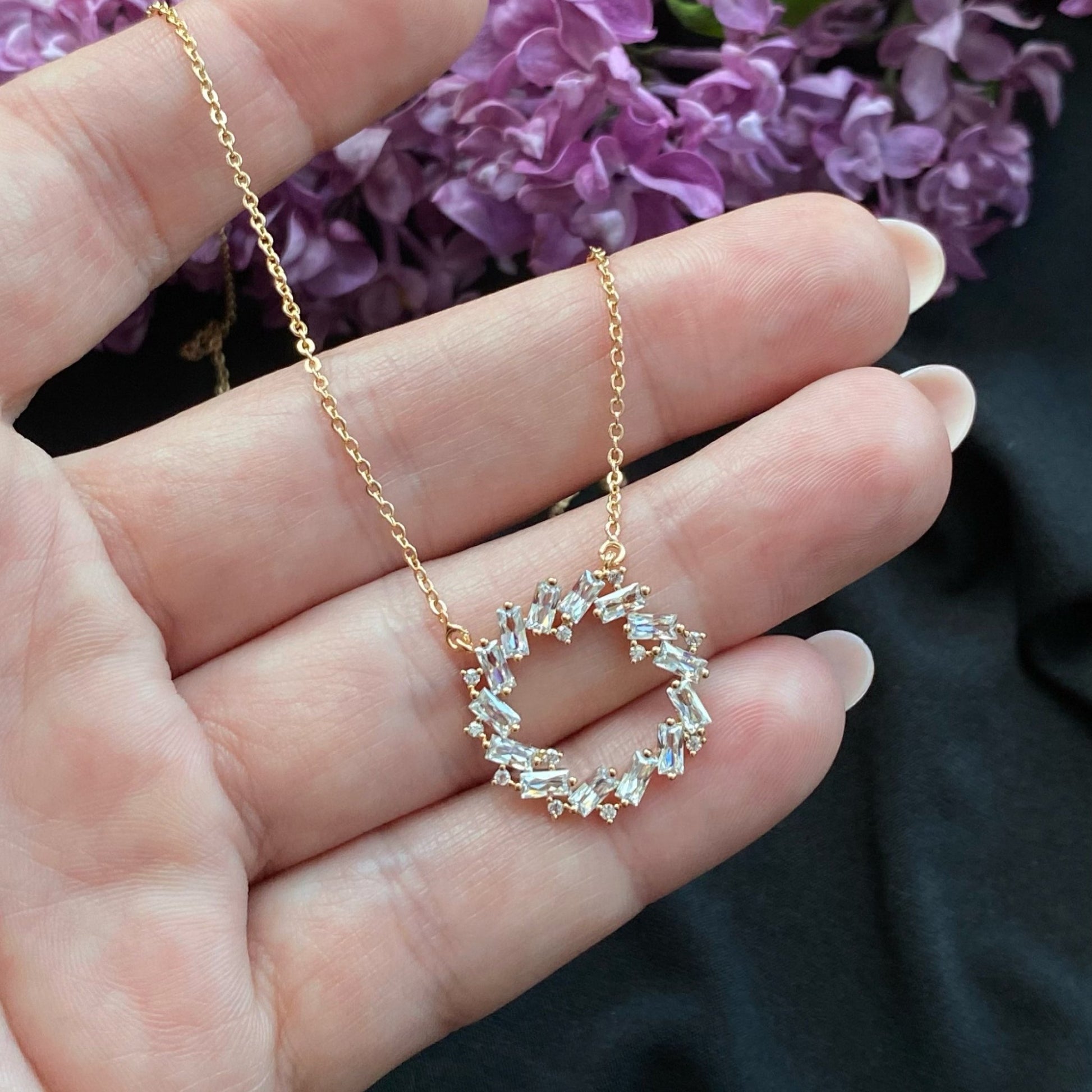 GOLD PLATED CIRCLE PENDANT NECKLACE -