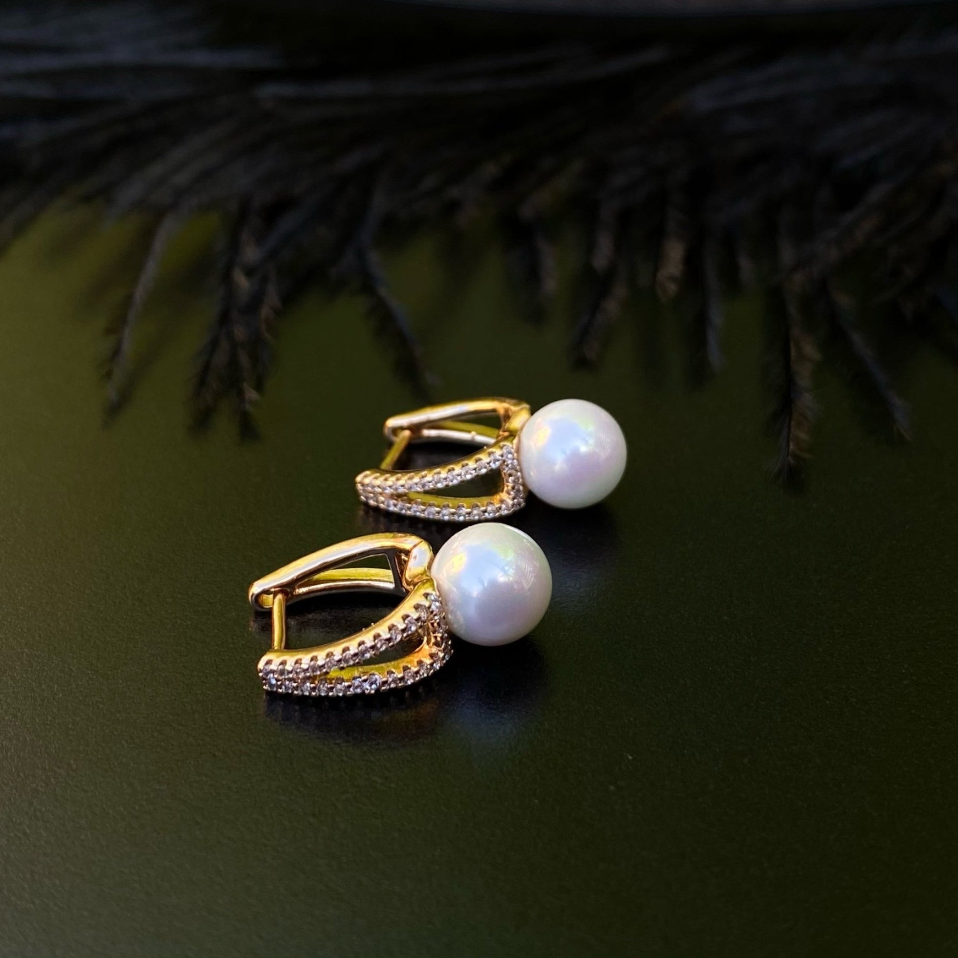 GOLD PLATED ENGLISH LOCK EARRINGS WITH PEARL -