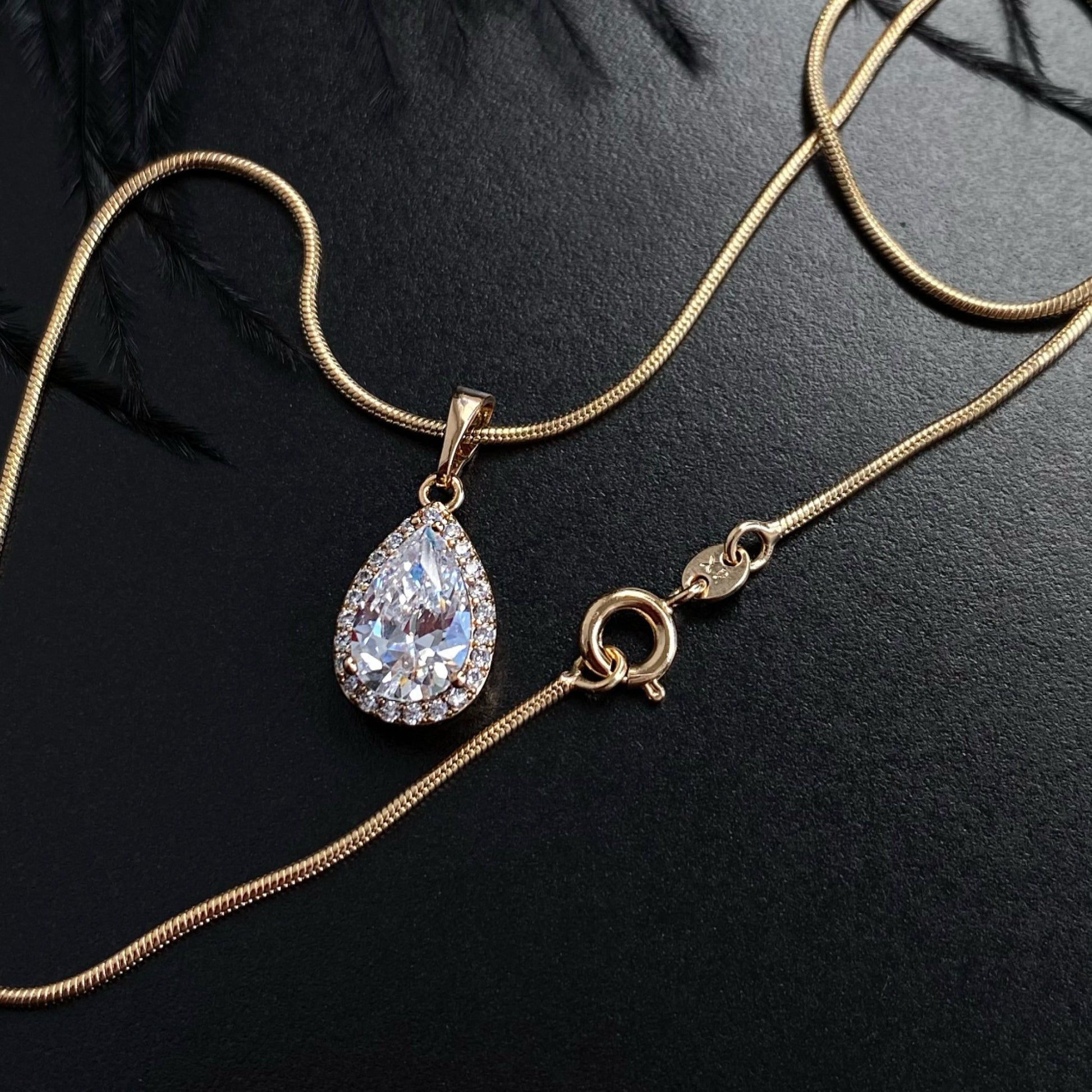 GOLD PLATED NECKLACE WITH DROP PENDANT