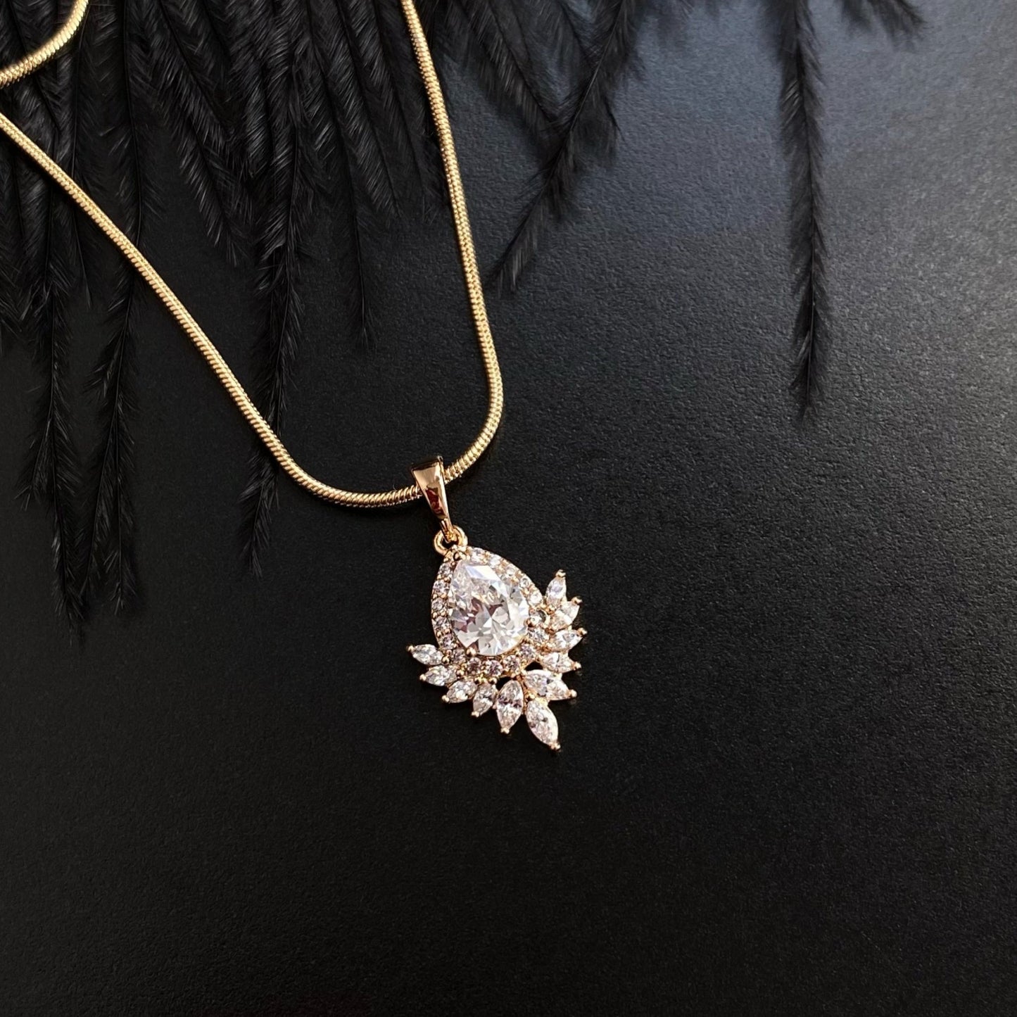 GOLD PLATED NECKLACE WITH ZIRCON PENDANT