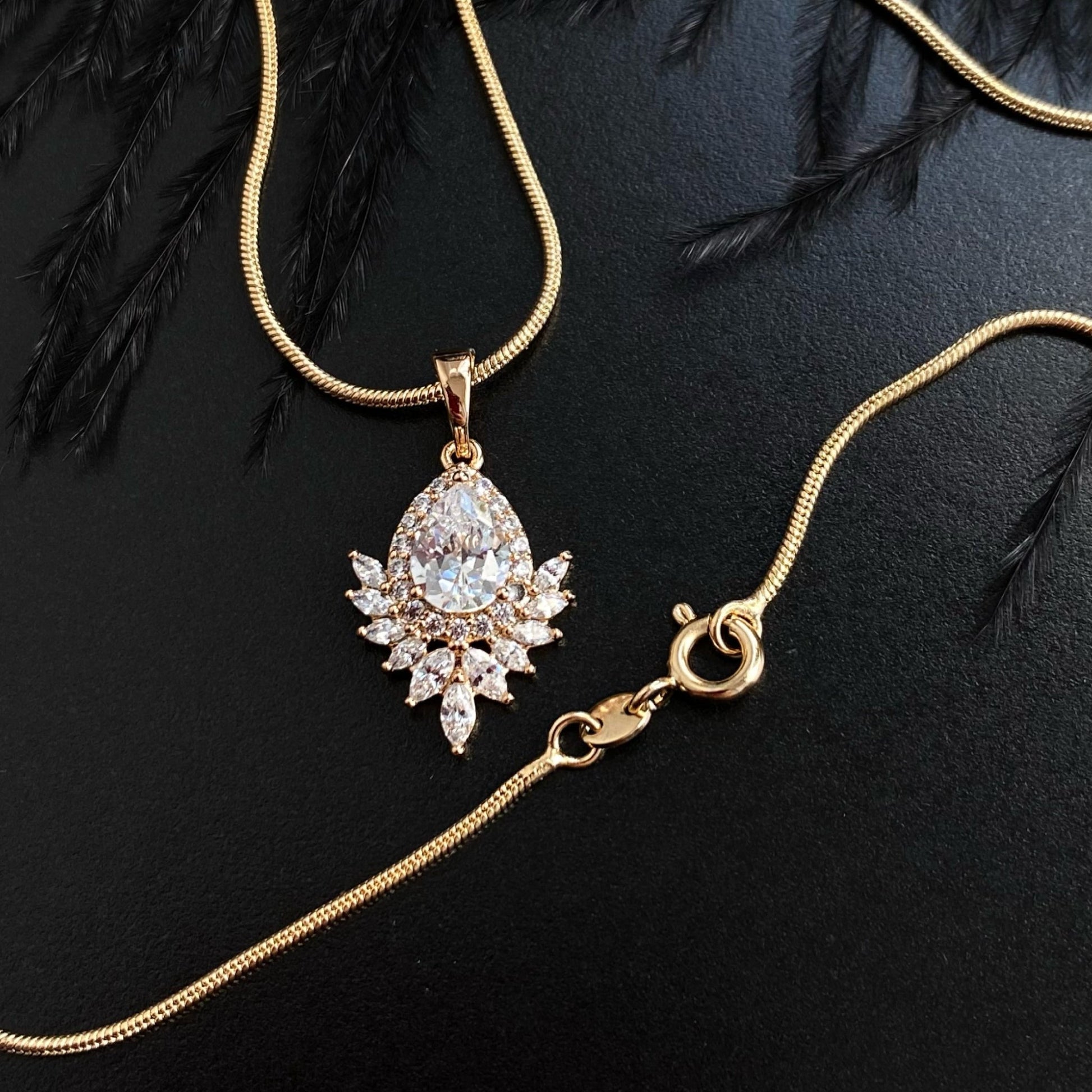 GOLD PLATED NECKLACE WITH ZIRCON PENDANT