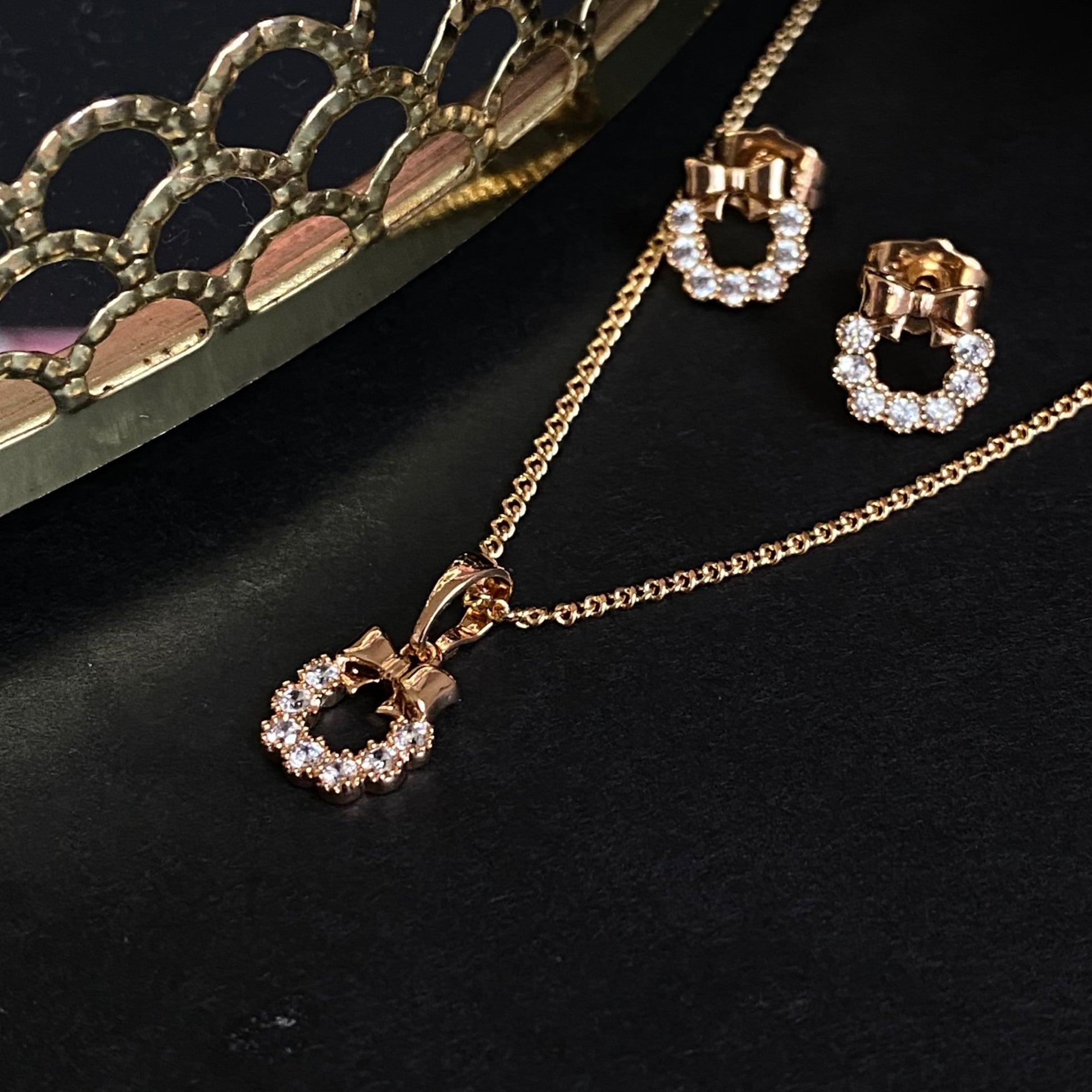 Golden Bow – Apzeltīts rotu komplekts ar kristāliem – apzeltītas rotaslietas | Tavas Rotas