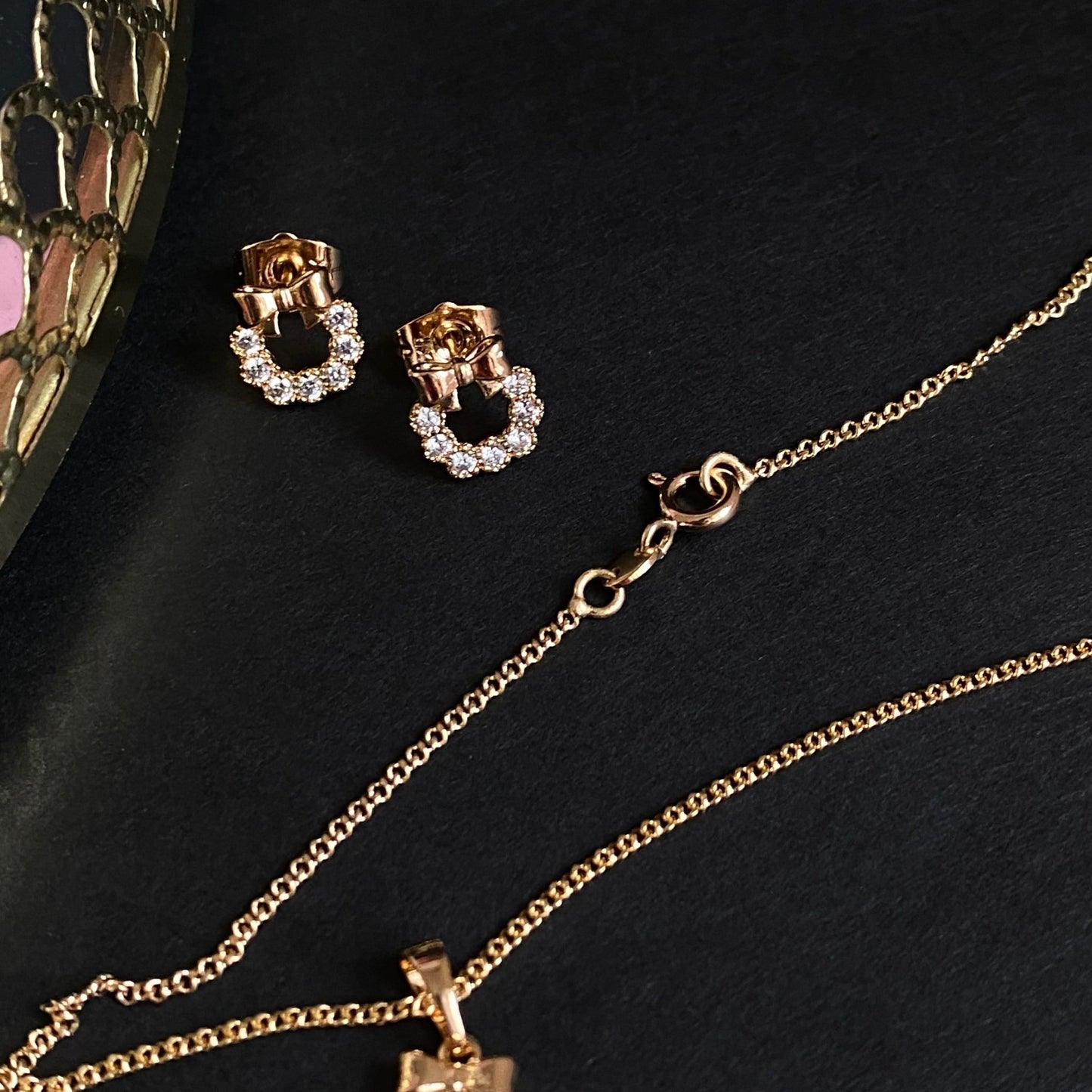 Golden Bow – Apzeltīts rotu komplekts ar kristāliem – apzeltītas rotaslietas | Tavas Rotas