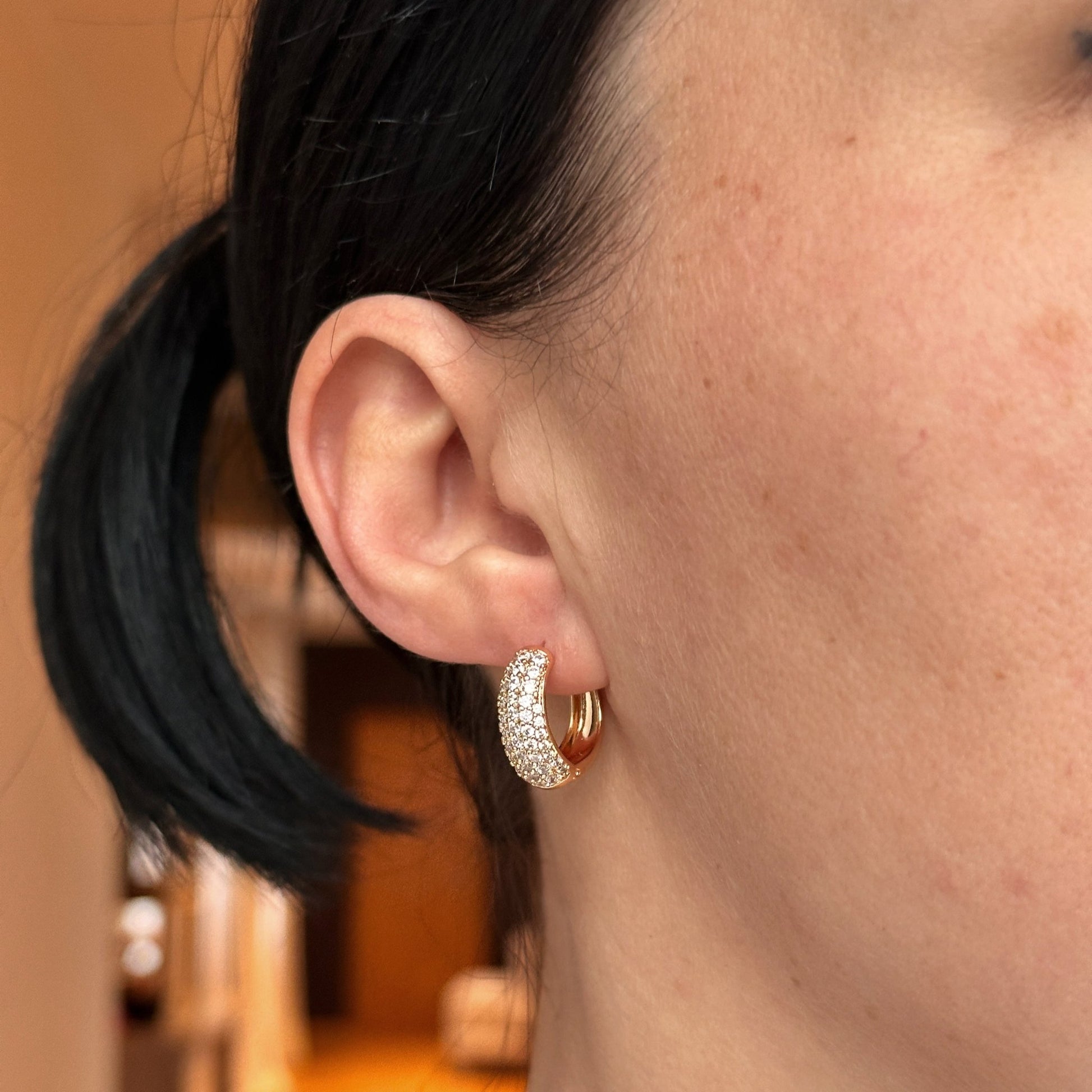  - Luxe Curve – Mirdzošie riņķīšu auskari - 2