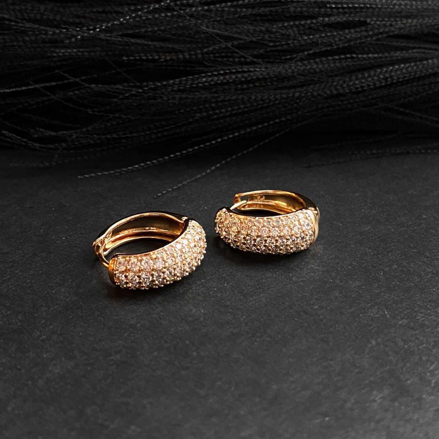  - Luxe Curve – Mirdzošie riņķīšu auskari - 3