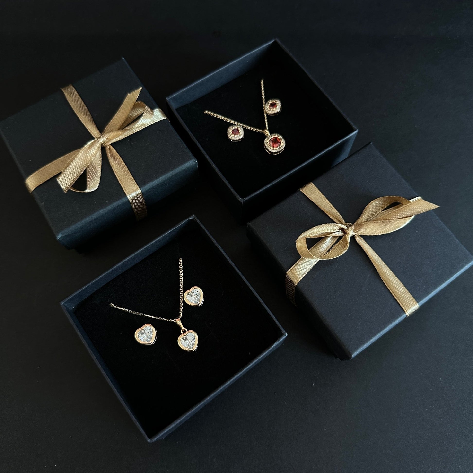 Luxury Black Gift Box – Melna dāvanu kastīte ar zelta lenti – apzeltītas rotaslietas | Tavas Rotas