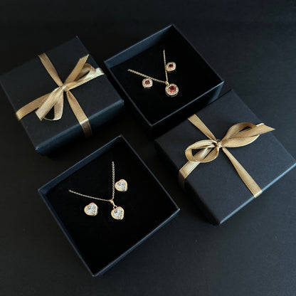 Luxury Black Gift Box – Melna dāvanu kastīte ar zelta lenti – apzeltītas rotaslietas | Tavas Rotas