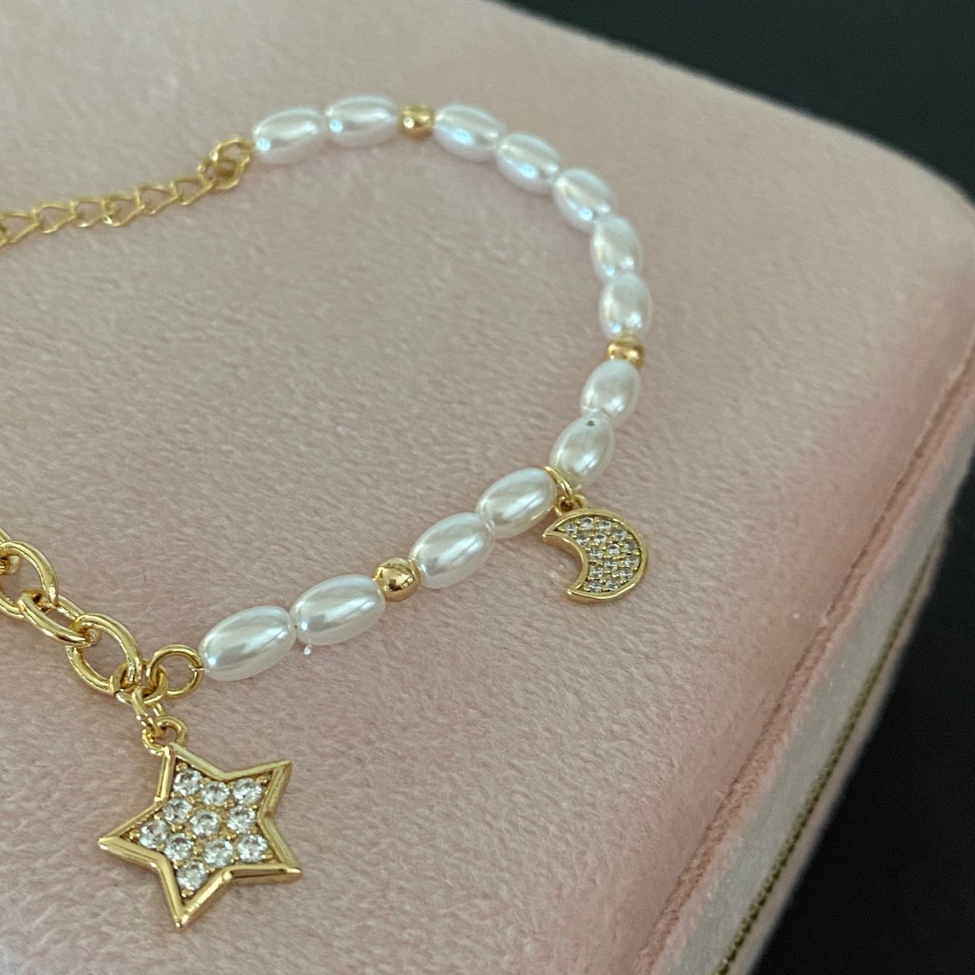Moon & Star – Rokassprādze ar pērlītēm – apzeltītas rotaslietas | Tavas Rotas