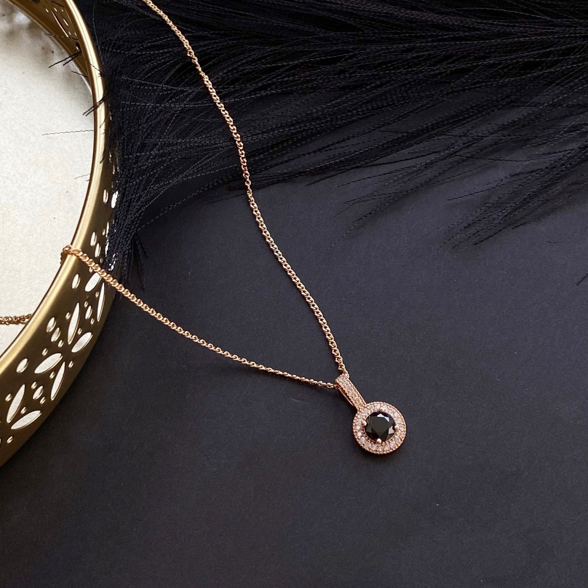  - Noir Halo – Melna kristāla kaklarota ar mirdzošu ietvaru - 2