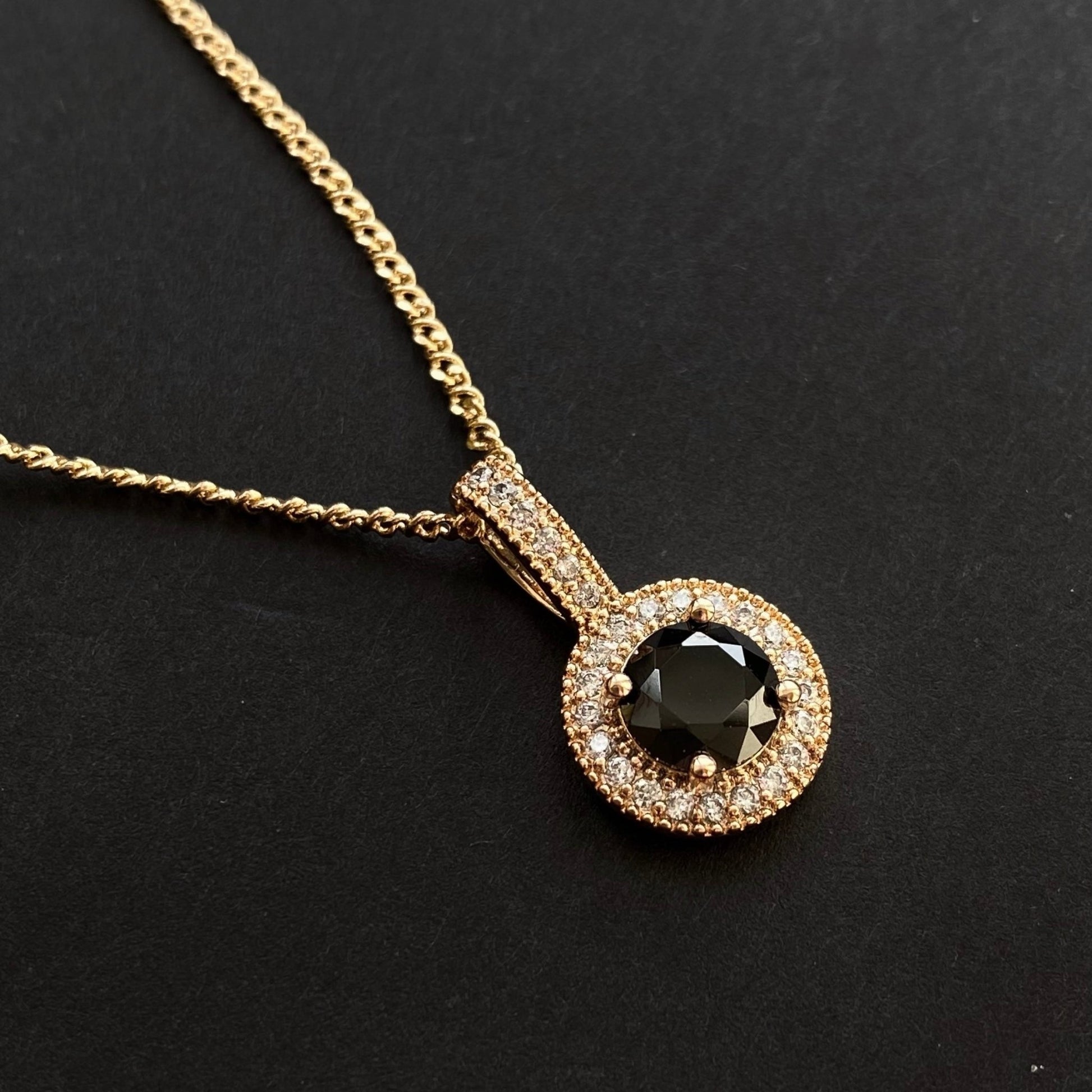  - Noir Halo – Melna kristāla kaklarota ar mirdzošu ietvaru - 3