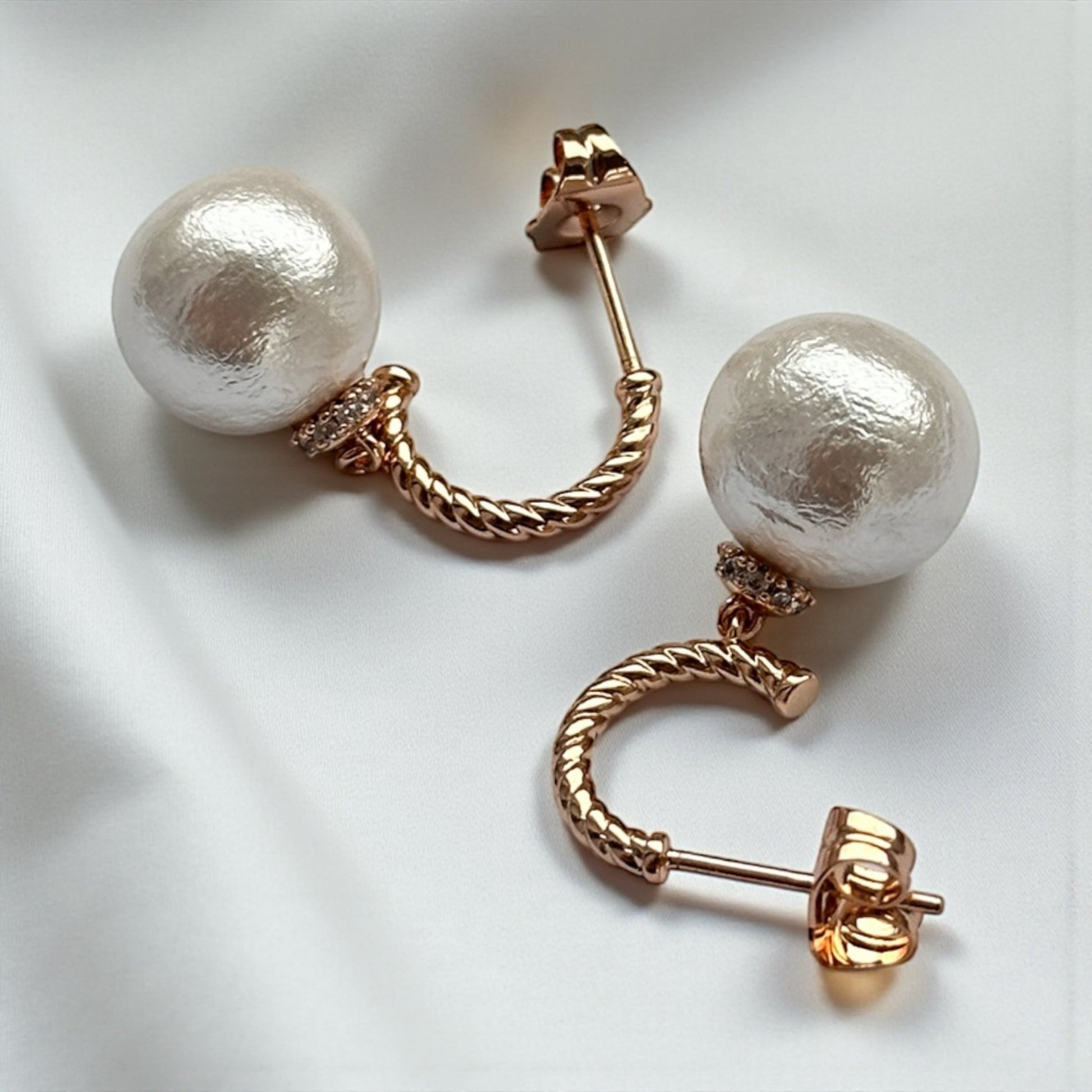 Pearl Twist – Apzeltīti auskari ar pērlēm un cirkonijiem – apzeltītas rotaslietas | Tavas Rotas