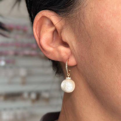 Pearl Twist – Apzeltīti auskari ar pērlēm un cirkonijiem – apzeltītas rotaslietas | Tavas Rotas