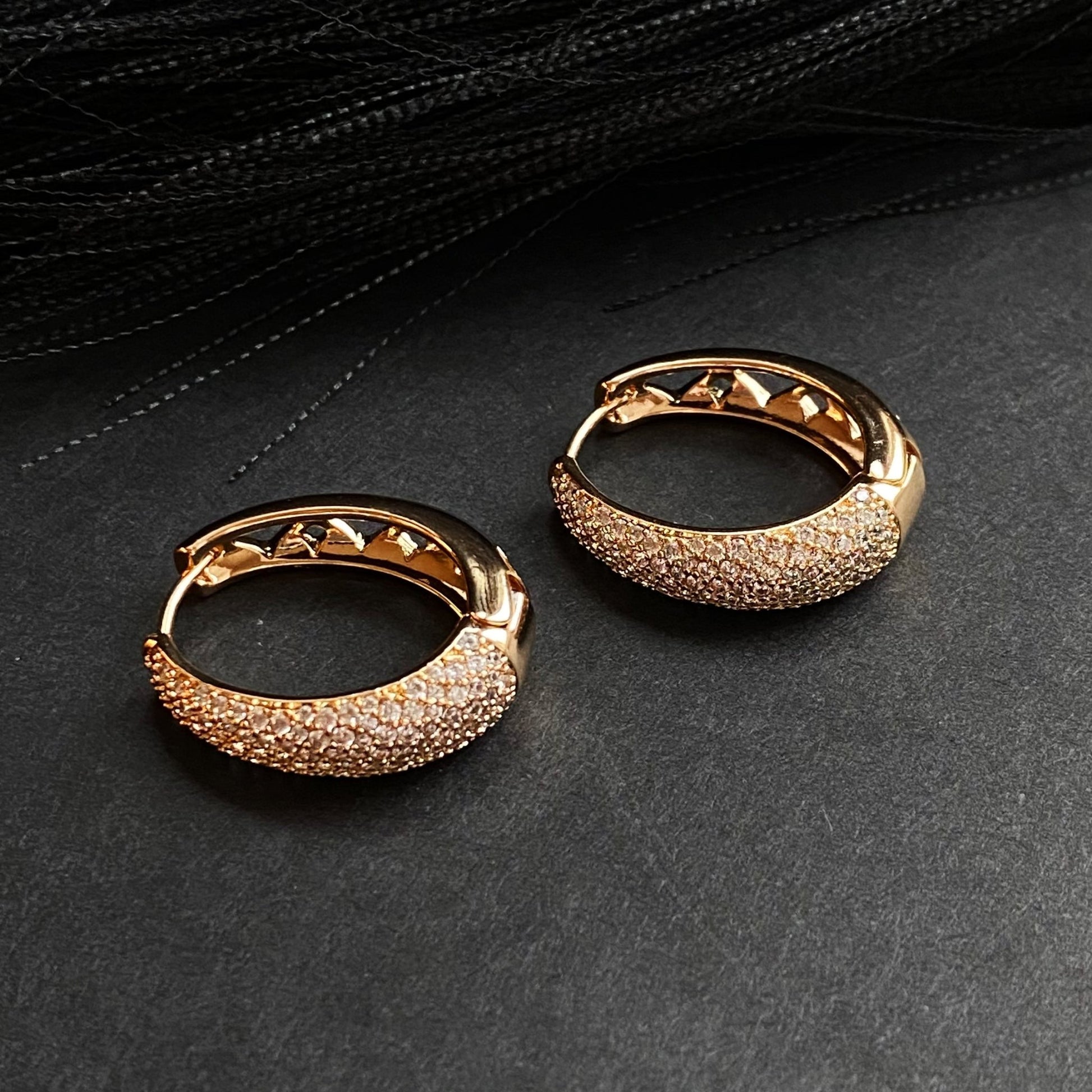  - Royal Glow – Grezni mirdzošie auskari - 3