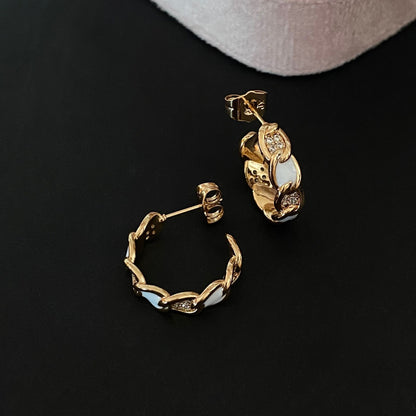 White Spark – Apzeltīti auskari ar baltu akcentu – apzeltītas rotaslietas | Tavas Rotas